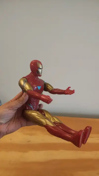 Figura de acción Iron Man articulada - miniatura 1