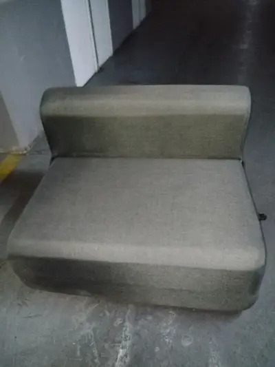 Sofá cama plegable gris en buen estado - miniatura 1