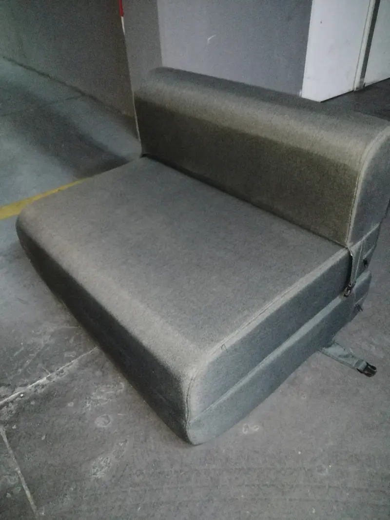 Sofá cama plegable gris en buen estado - 2