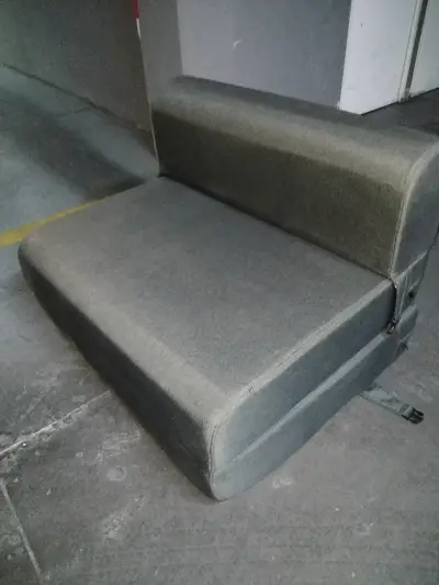 Sofá cama plegable gris en buen estado - miniatura 2