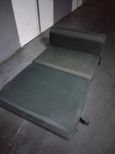 Sofá cama plegable gris en buen estado - miniatura 3