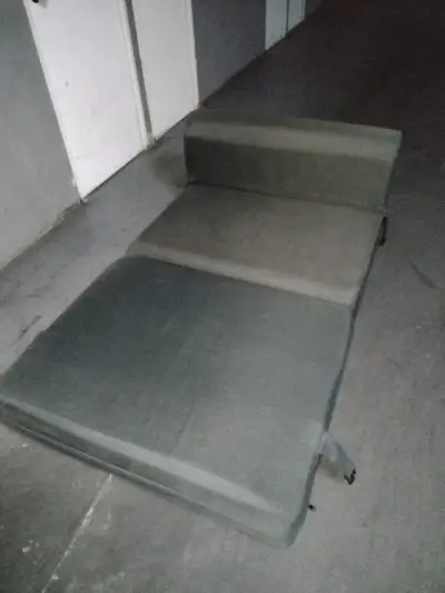 Sofá cama plegable gris en buen estado - miniatura 4