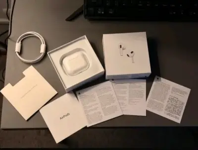 AirPods 3 con estuche de carga inalámbrica - miniatura 1