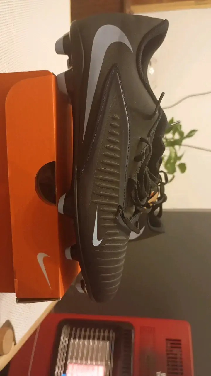 Botines de fútbol Nike negros con caja original - 1