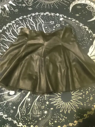 Falda corta de cuero negra elegante - miniatura 1
