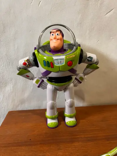 Figura de acción Buzz Lightyear con movimientos de karate - miniatura 4