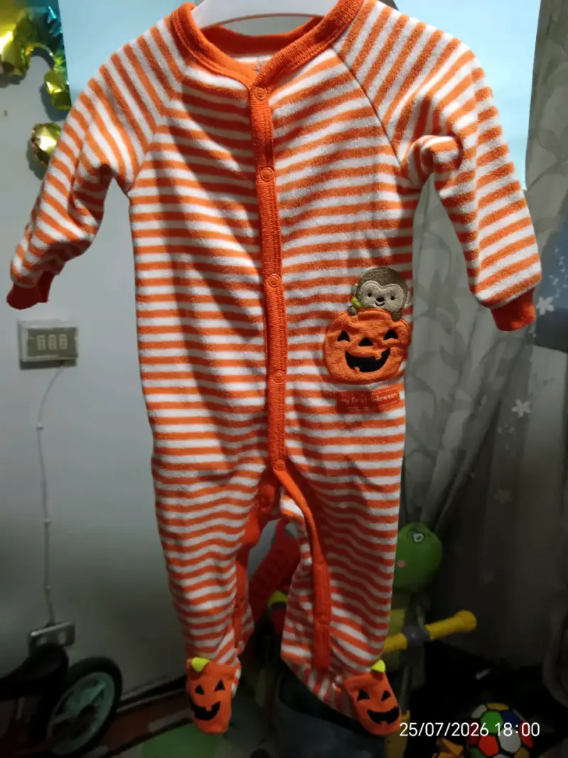 Pijama de bebé rayado con diseño de calabaza