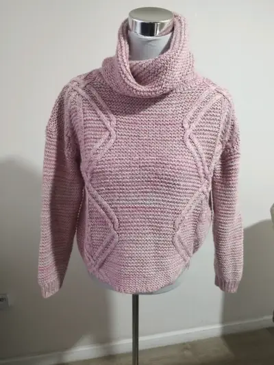Suéter de lana rosado con cuello alto - miniatura 1