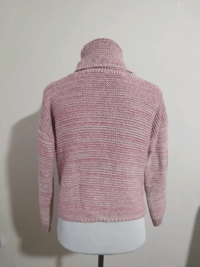 Suéter de lana rosado con cuello alto - 2