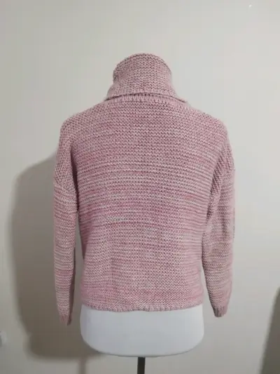 Suéter de lana rosado con cuello alto - miniatura 2