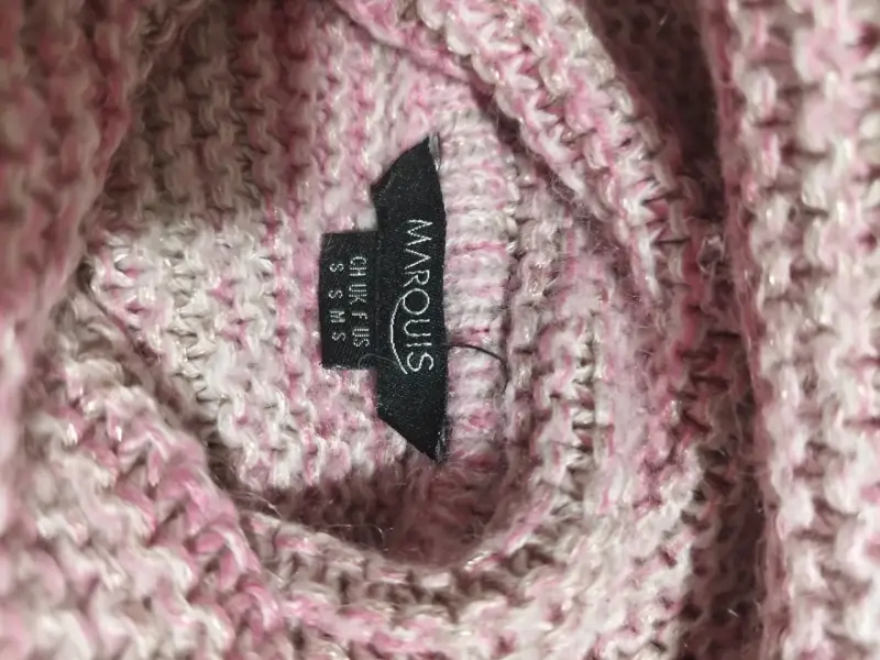 Suéter de lana rosado con cuello alto - 3