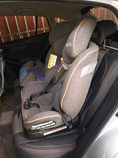Silla auto bebe giro 360  con protección lateral - miniatura 1