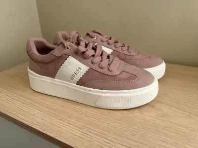 Zapatillas Guess rosadas de plataforma - miniatura 1