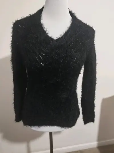 Suéter negro de lana con cuello en V - miniatura 1