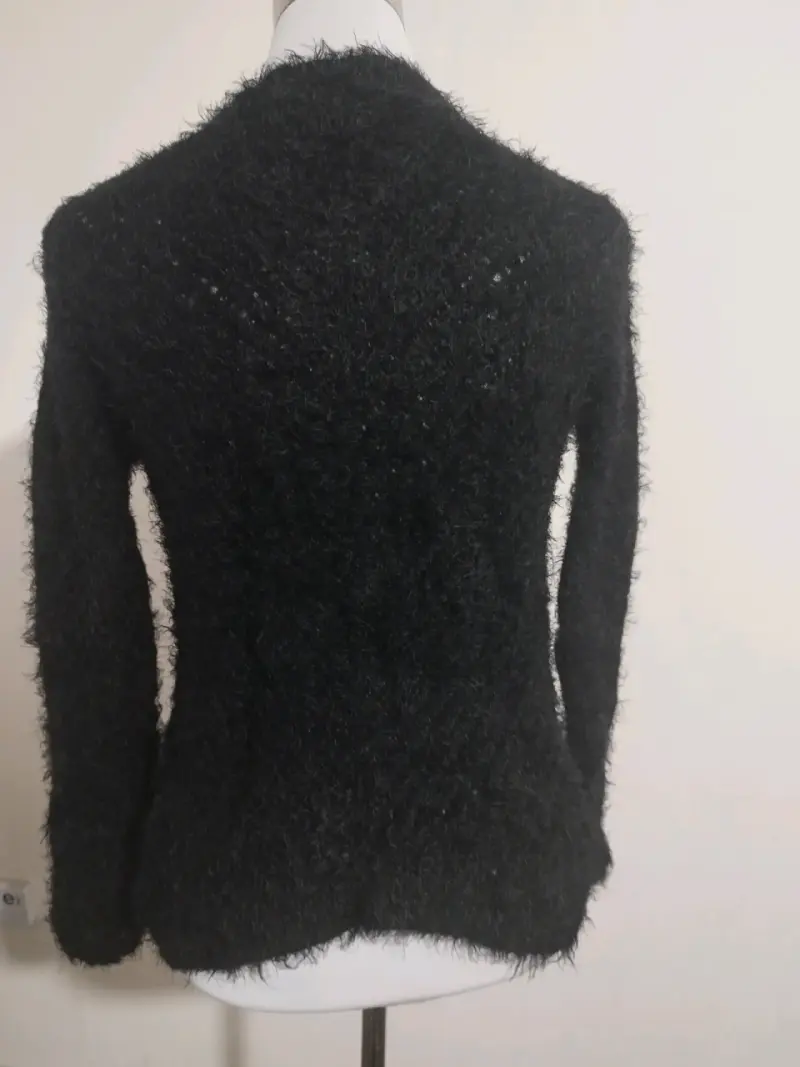 Suéter negro de lana con cuello en V - 2