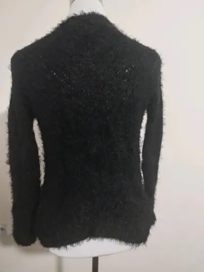 Suéter negro de lana con cuello en V - miniatura 2