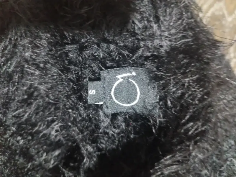 Suéter negro de lana con cuello en V - 3