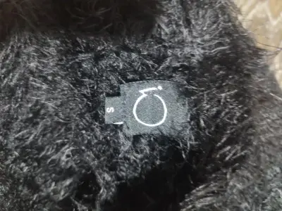Suéter negro de lana con cuello en V - miniatura 3