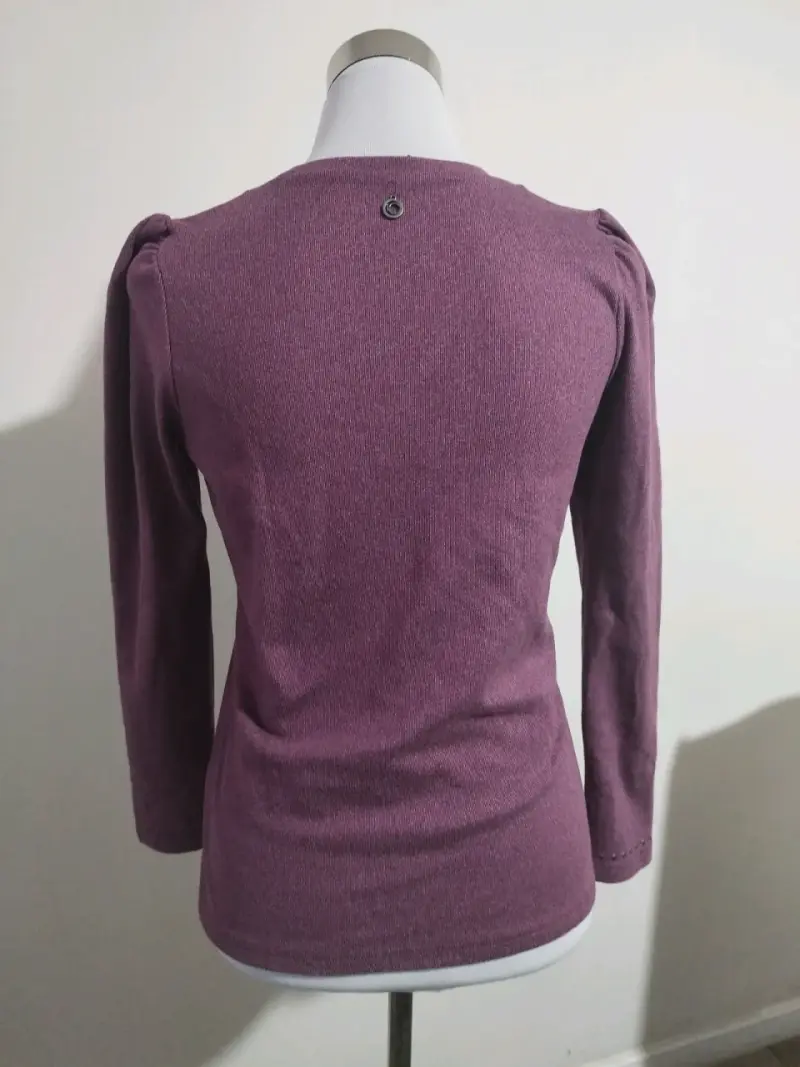 Polera morada con detalles de tachas - 2