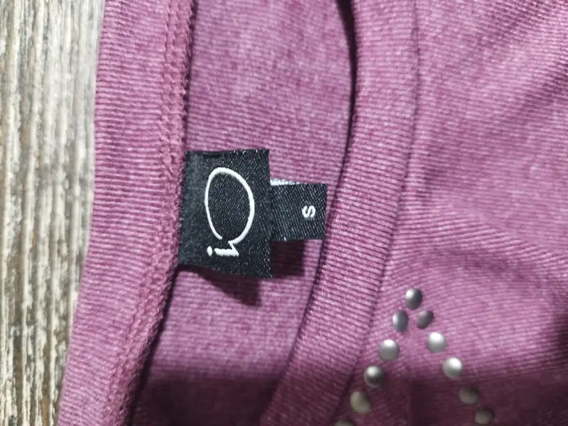 Polera morada con detalles de tachas - 3