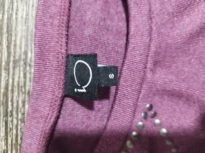 Polera morada con detalles de tachas - miniatura 3