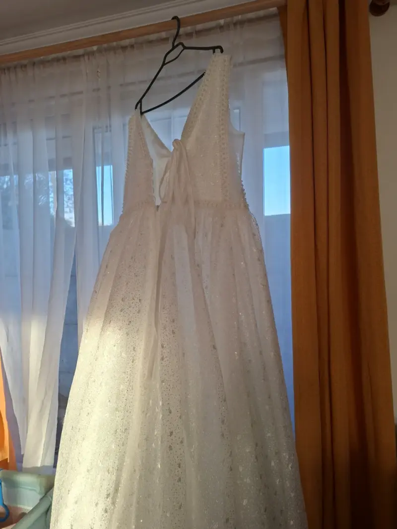 Vestido de novia blanco con encaje y brillo - 1