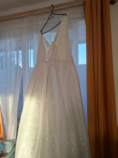 Vestido de novia blanco con encaje y brillo - miniatura 1