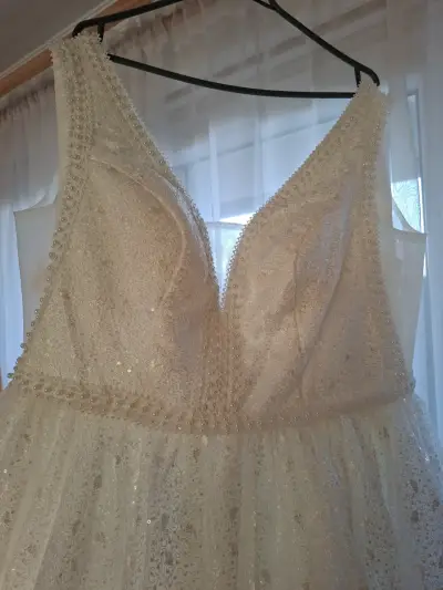 Vestido de novia blanco con encaje y brillo - miniatura 2