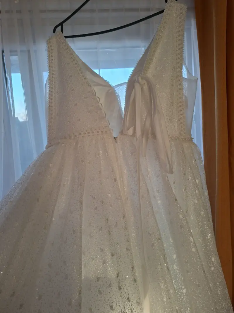 Vestido de novia blanco con encaje y brillo - 3