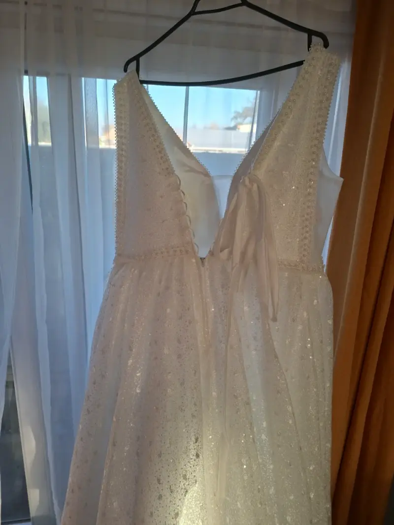 Vestido de novia blanco con encaje y brillo - 4