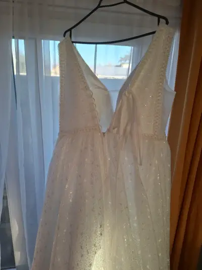 Vestido de novia blanco con encaje y brillo - miniatura 4
