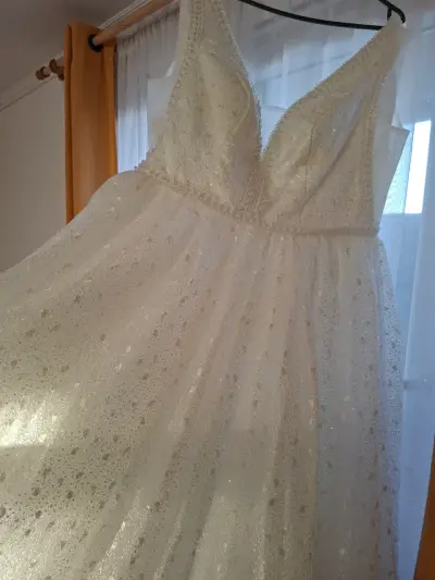 Vestido de novia blanco con encaje y brillo - miniatura 5