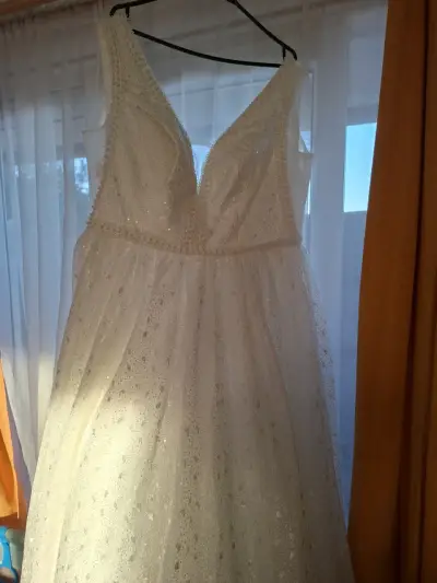 Vestido de novia blanco con encaje y brillo - miniatura 6