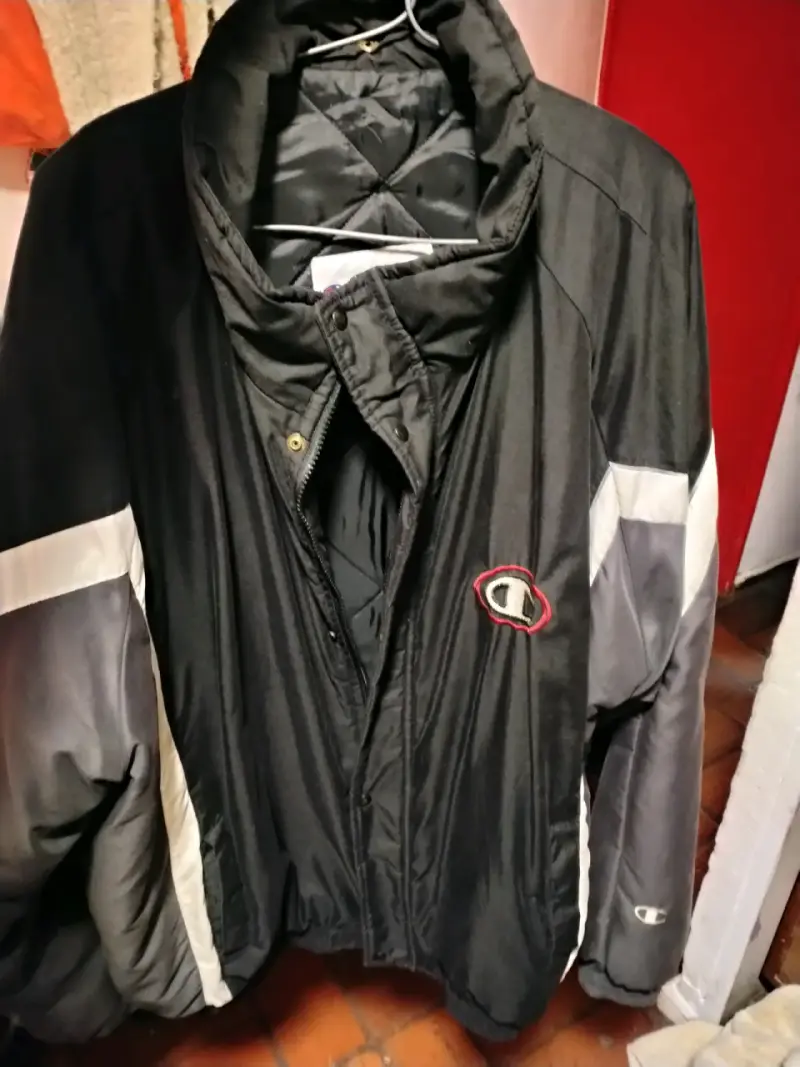 Chaqueta deportiva Champion negra y gris