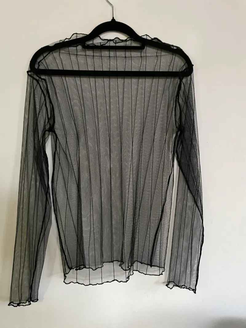 Blusa transparente negra de malla - 1