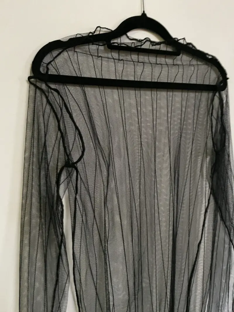 Blusa transparente negra de malla - 3