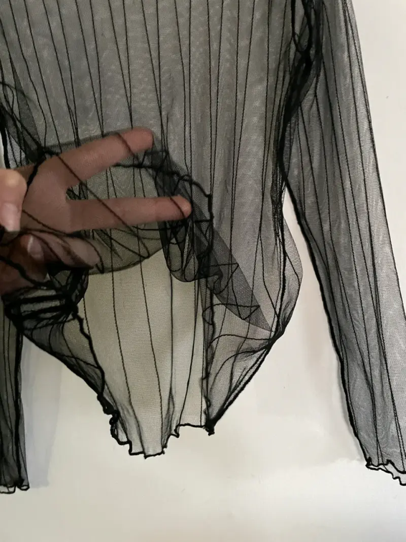 Blusa transparente negra de malla - 5