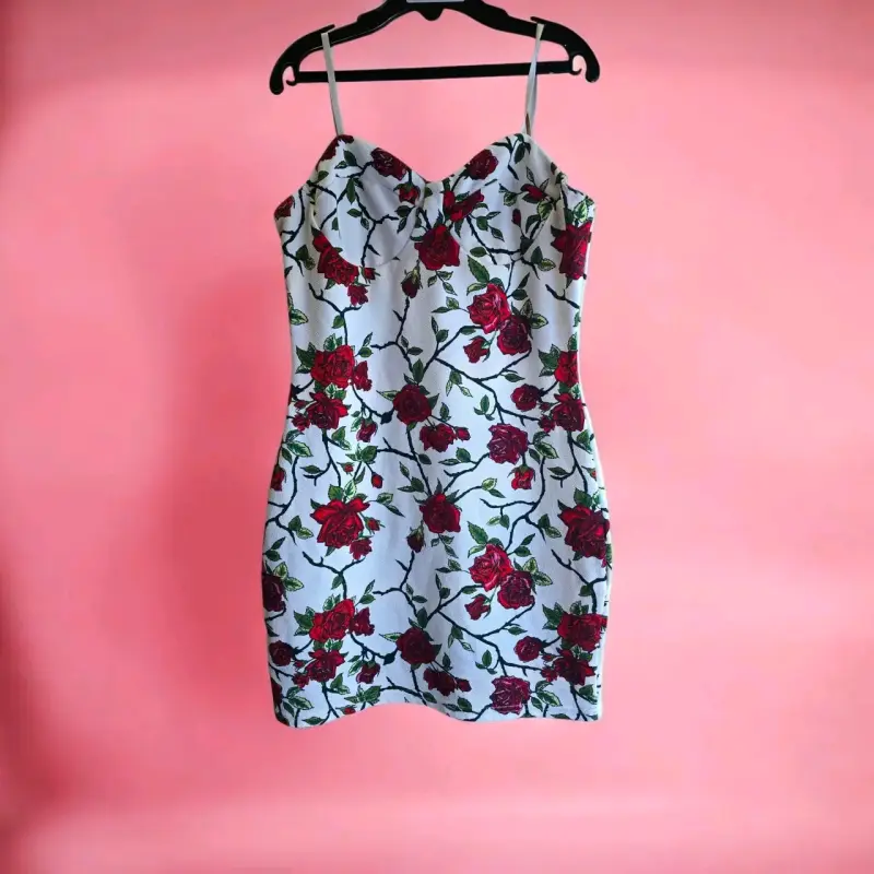 Vestido ajustado con estampado de rosas - 2