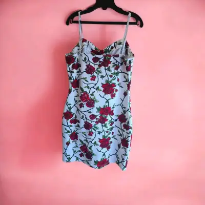 Vestido ajustado con estampado de rosas - miniatura 3