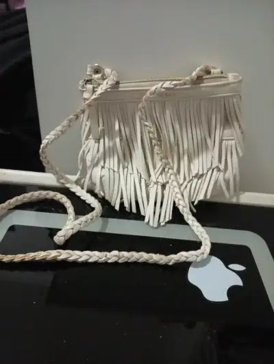 Bolso blanco con flecos y correa trenzada - miniatura 1