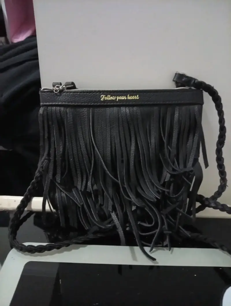 Cartera negra con flecos y correa trenzada - 1