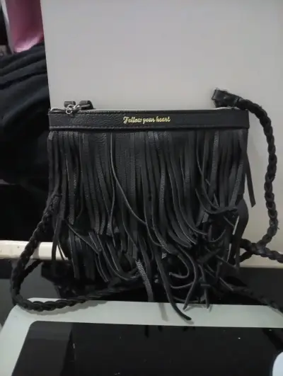 Cartera negra con flecos y correa trenzada - miniatura 1