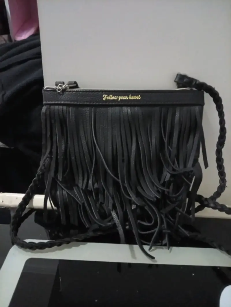 Cartera negra con flecos y correa trenzada - 2