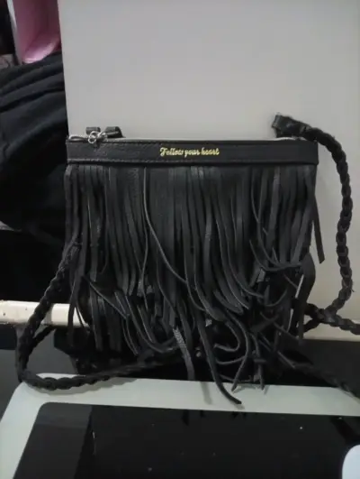 Cartera negra con flecos y correa trenzada - miniatura 2