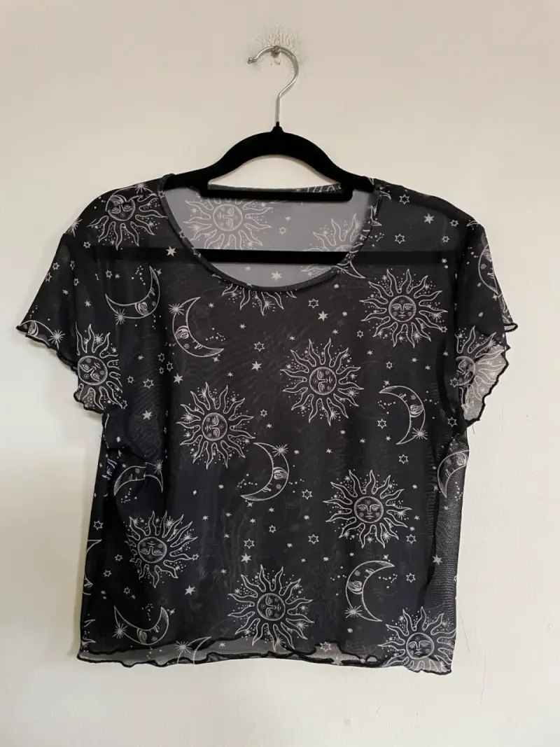 Blusa de malla negra con diseño de sol y luna - 1