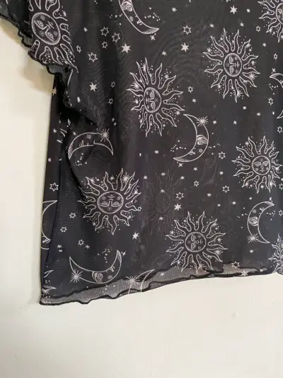 Blusa de malla negra con diseño de sol y luna - miniatura 2