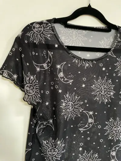 Blusa de malla negra con diseño de sol y luna - miniatura 3
