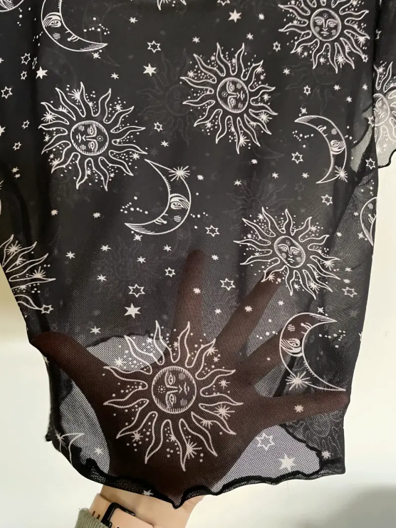Blusa de malla negra con diseño de sol y luna - 4