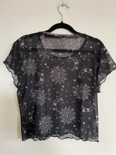 Blusa de malla negra con diseño de sol y luna - miniatura 6