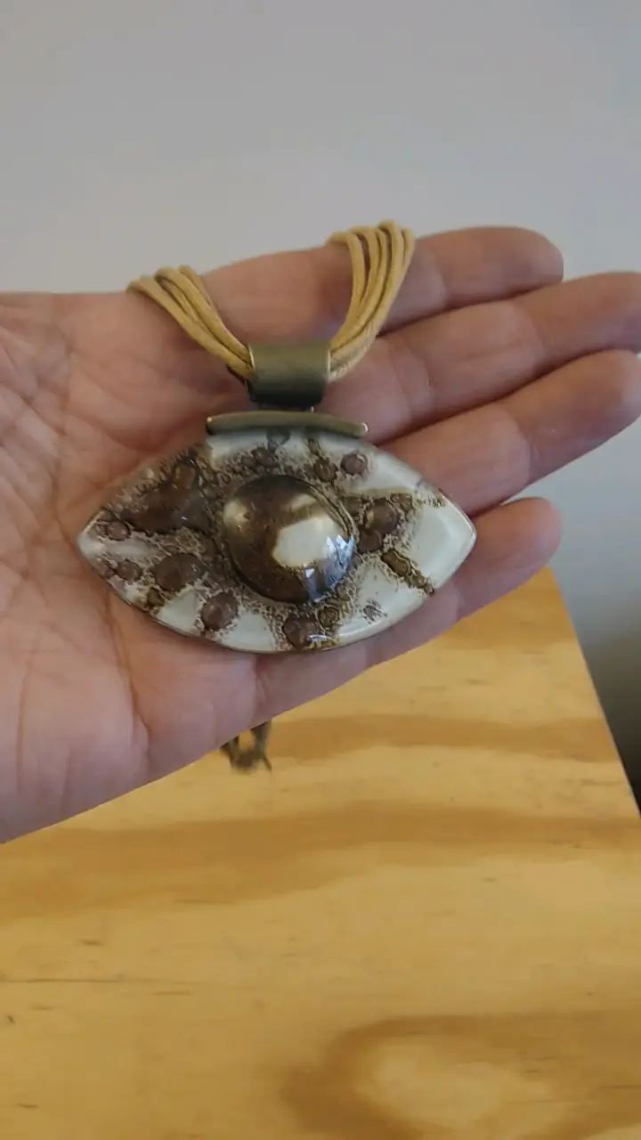 Collar artesanal con colgante de piedra